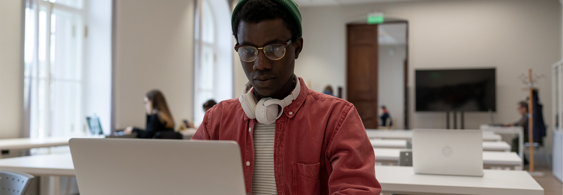 Student participating in online learning